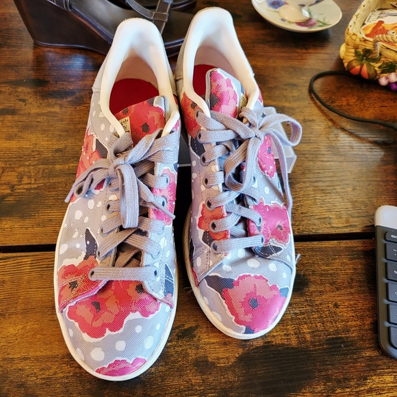Adidas Gray and Red Sneakers Modern Style - Picture 1 of 5